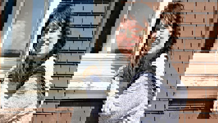  Tanja Voevodina vor dem Haus in Unterwasser, in dem sie derzeit mit ihren sechs Katzen wohnt . Aus dem Fenster blickt Kater Lolik. 