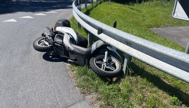 Fahrunfähig mit Roller gestürzt und unter Leitplanke durchgerutscht