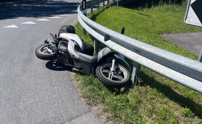 Fahrunfähig mit Roller gestürzt und unter Leitplanke durchgerutscht