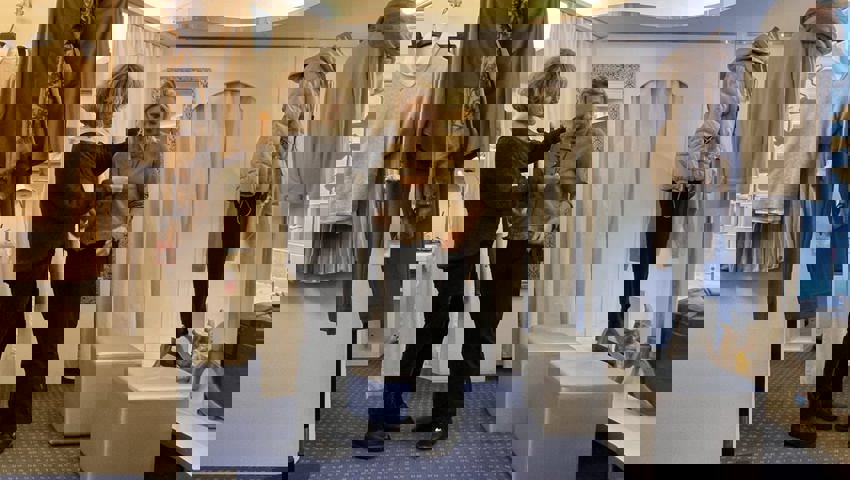  Eine Kundin im Thurbögli in Unterwasser lässt sich von Irene Roller beraten. Bilder: Christiana Sutter