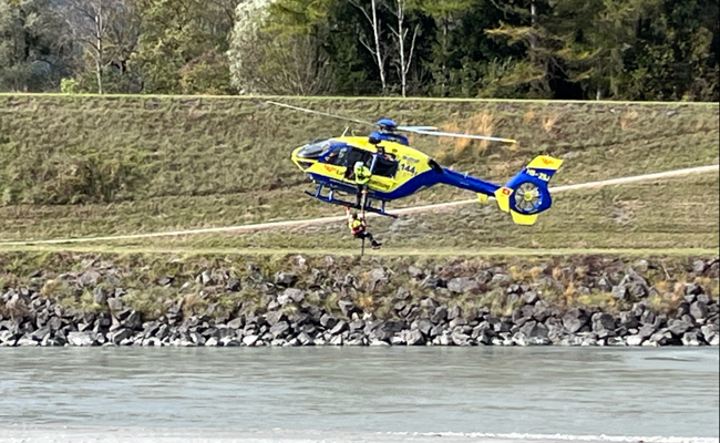 Rettungshelikopter birgt eine tote Frau aus dem Rhein zwischen Schaan und Ruggell