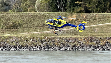 Rettungshelikopter birgt eine tote Frau aus dem Rhein zwischen Schaan und Ruggell