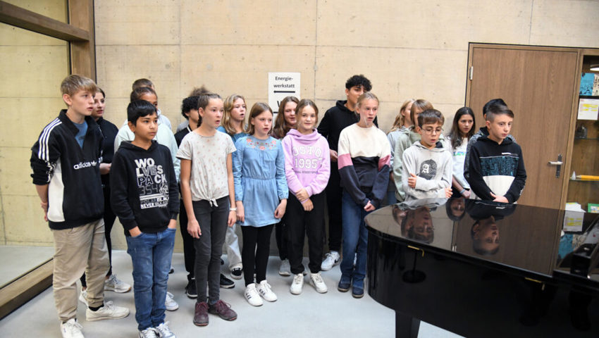  Gesangsvortrag einer Oberstufenklasse beim Einweihungsakt.