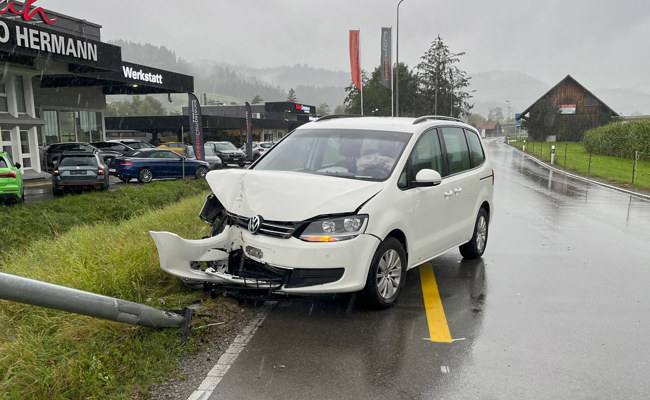 Mann will während der Fahrt Handy vom Boden aufnehmen und prallt in Kandelaber