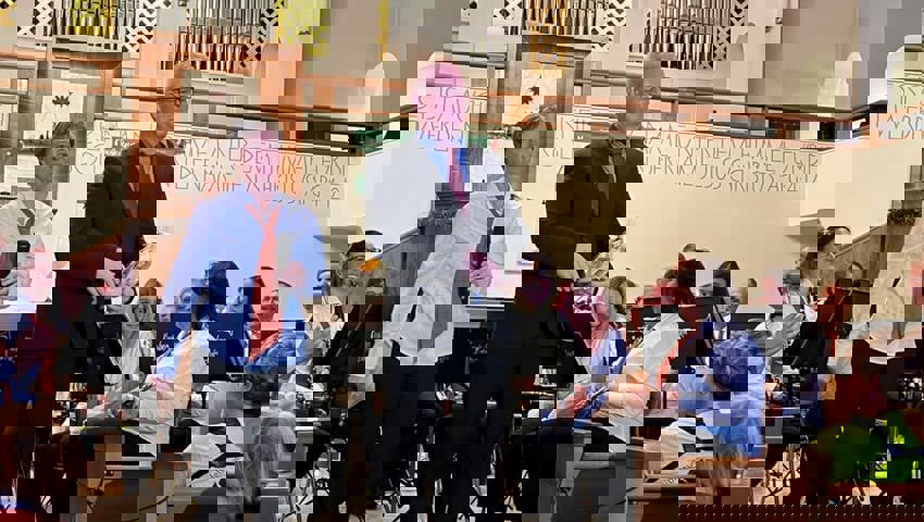  Die Präsidentin Corinne Bänziger und der Dirigent Patrick Ruppanner.