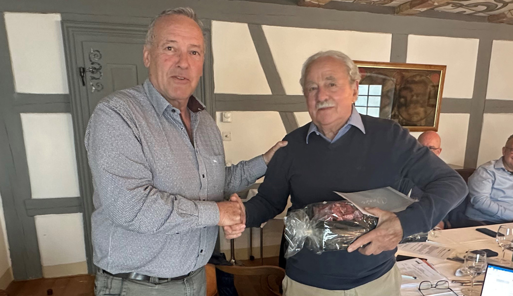 Sepp Dietrich (rechts) wird von Fredy Schöb, Präsident Arbeitsgruppe Fitna, verabschiedet.