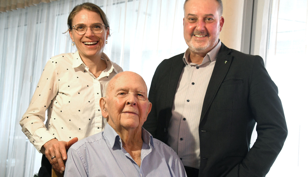 Stadträtin Petra Näf und Stadtpräsident Rolf Pfeiffer gratulieren Karl Mettler in seiner gemütlichen Wohnung.Bild: Hansruedi Rohrer