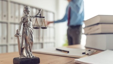Warum der angeklagte Anwalt trotz lebenslangem Berufsausübungsverbot weiter arbeitet