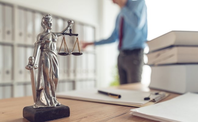 Warum der angeklagte Anwalt trotz lebenslangem Berufsausübungsverbot weiter arbeitet