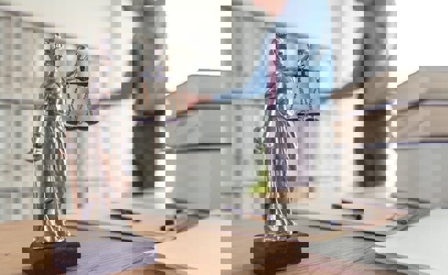 Warum der angeklagte Anwalt trotz lebenslangem Berufsausübungsverbot weiter arbeitet