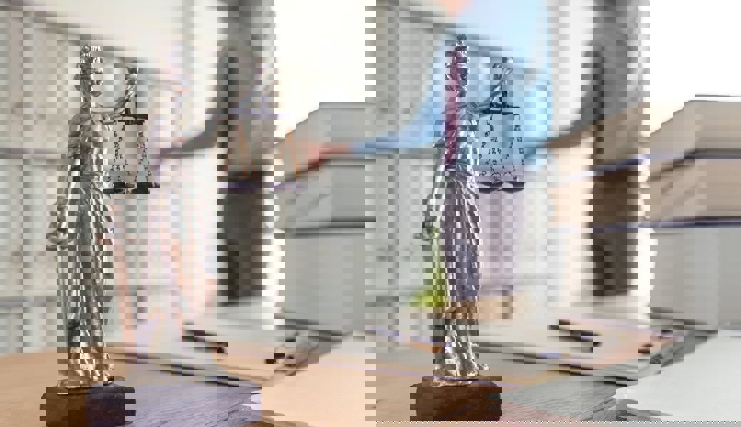 Trotz Berufsausübungsverbot darf ein Anwalt weiterhin Klienten juristisch beraten. 