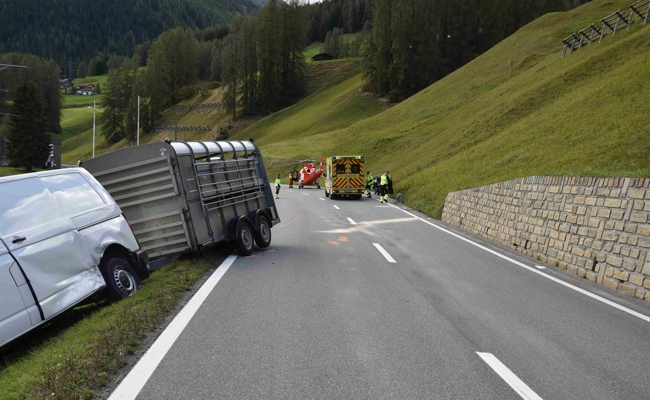 Motorradfahrer kollidiert beim Überholen mit Lieferwagen und Anhänger