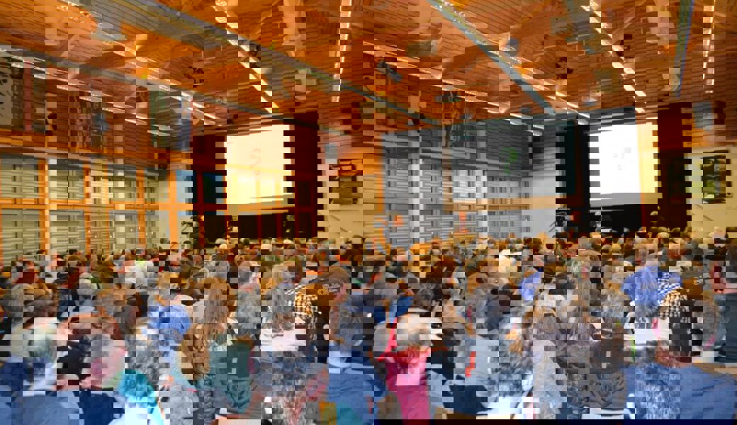  Aufmerksame Zuhörende bei der Informationsveranstaltung zum Thema «Eigentum / Besitz von Alpgebäuden» im Mehrzweckgebäude Chuchitobel in Wildhaus. 