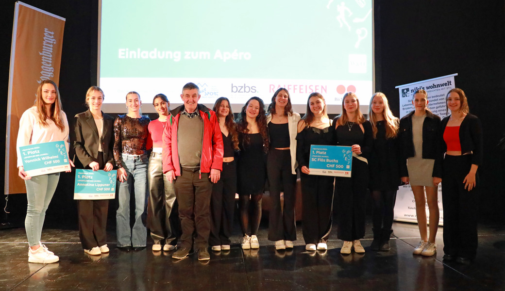 Haben den Sportpreis 2023 in ihrer Kategorie für sich entschieden (von links): Yannick Wilhelmi, vertreten durch seine Schwester Joana, Annatina Lippuner, die Elite Synchronschwimmerinnen des SC Flös Buchs (im Hintergrund) und Hans Eggenberger.