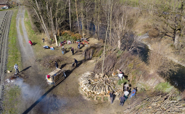 Die Flaggala-Holzer sind am Werk: «Stapeln bis kein Holz mehr da ist – dann sind wird fertig»