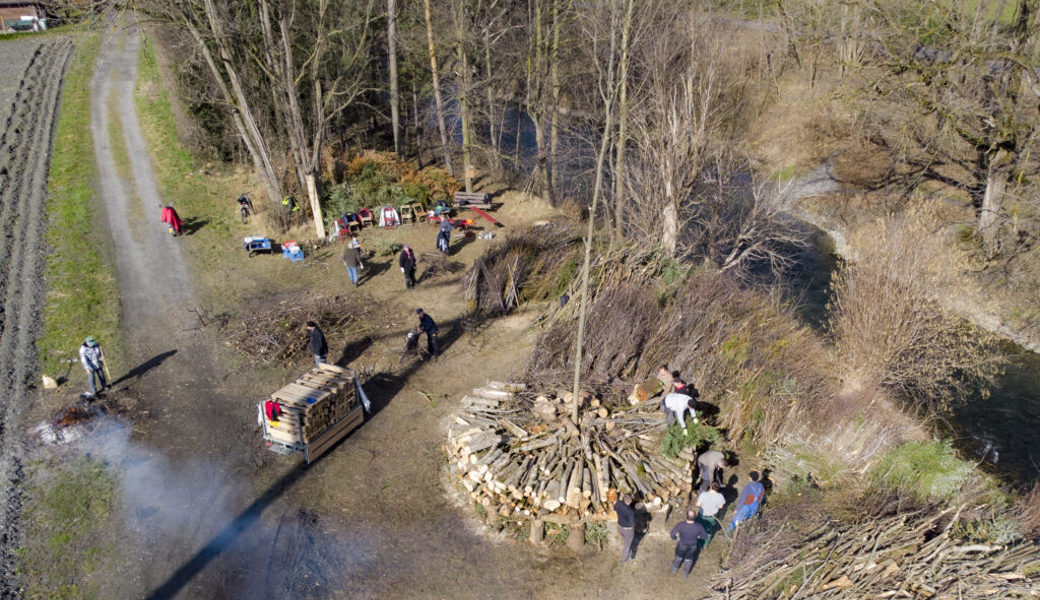  Rund um den über zehn Meter hohen Mittelmast schichten die Flaggala-Holzer das Holz auf. Der Böögg wird ganz zum Schluss aufgehängt. 