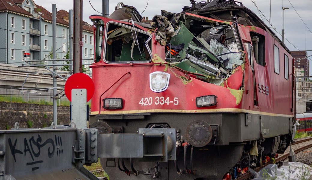 Die zerstörte Lokomotive zeugte von der Wucht der Kollision mit einem Gleiskran – nun steht sie nicht mehr auf dem Abstellgleis in St. Fiden.