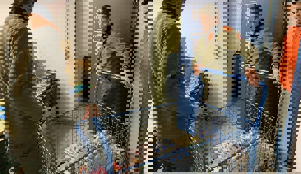  Fürs Nötigste wurde eingekauft. Verpflegt werden die Flüchtlinge dann im und vom Betagtenheim Wartau. Bilder: ZSO Werdenberg