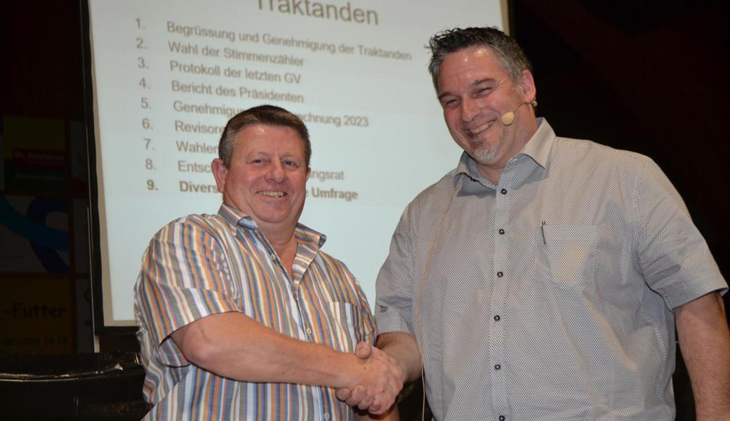 Felix Hollenstein (links) ist aus dem Verwaltungsrat zurückgetreten und wird von Präsident Reto Meile verabschiedet.