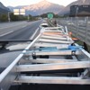 Leiter löst sich von Fahrzeug und beschädigt anderes Auto
