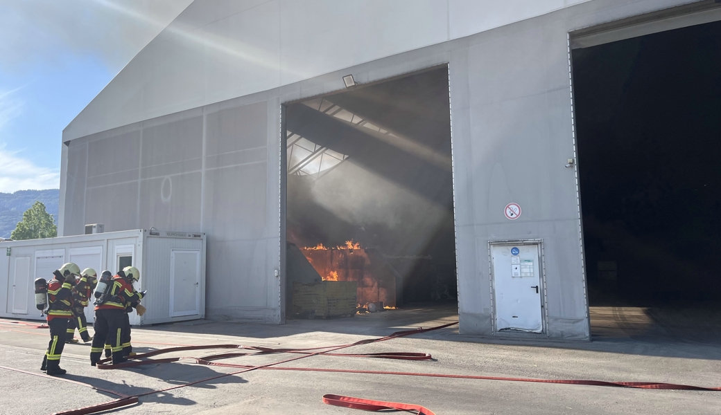Was das Feuer in dem Abteil in der Halle auslöste, ist zurzeit noch nicht bekannt.