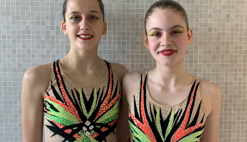 Samira Kalberer (rechts) gewann mit Kira Beck Gold im Duett. Die Flöserin erschwamm sich im Solo und im Team weitere erste Plätze am Zürisee Cup.