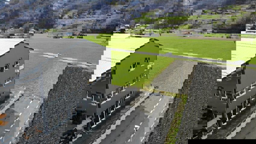  Der Einlenker der neuen Schildstrasse (im Vordergrund) an die Kantonsstrasse (hinten) soll 2022 realisiert werden.