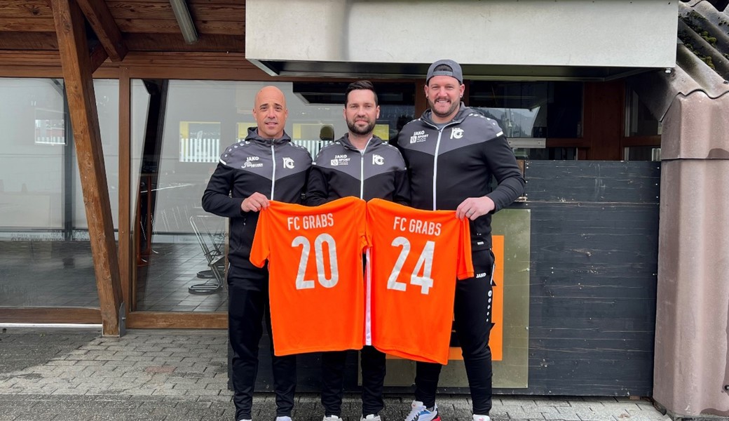 Das Trainer-Trio des FC Grabs betreut die erste Mannschaft auch nächste Saison. 