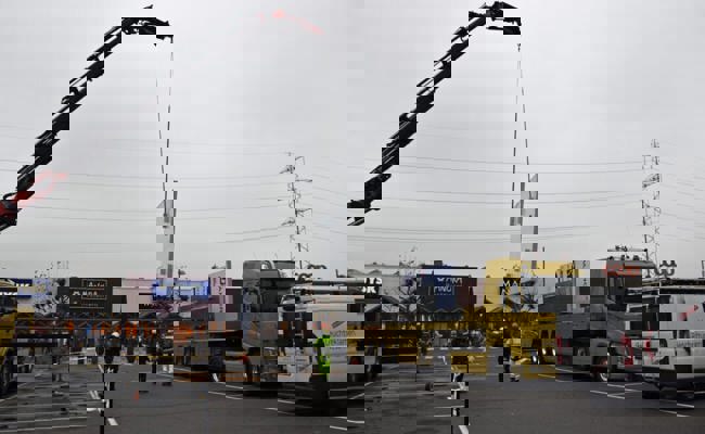 20 Meter hoher und zehn Tonnen schwerer Werbeturm sorgt für Sichtbarkeit