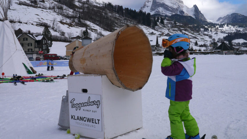  Wer gut zielt, trifft mit dem Tennisball den Gong im riesigen Betruftrichter.