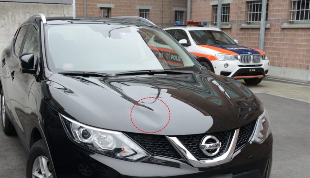  Das Auto zeigt Spuren des Unfalls. 