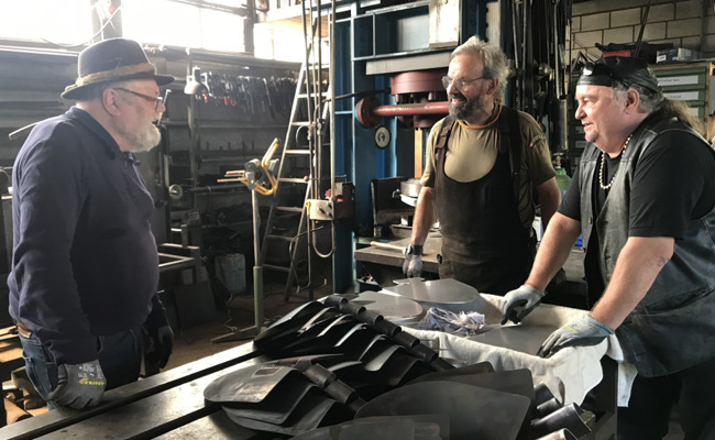 Künstler presst in der Hammerschmiede 100 Schaufelblätter für ein Wasserspiel