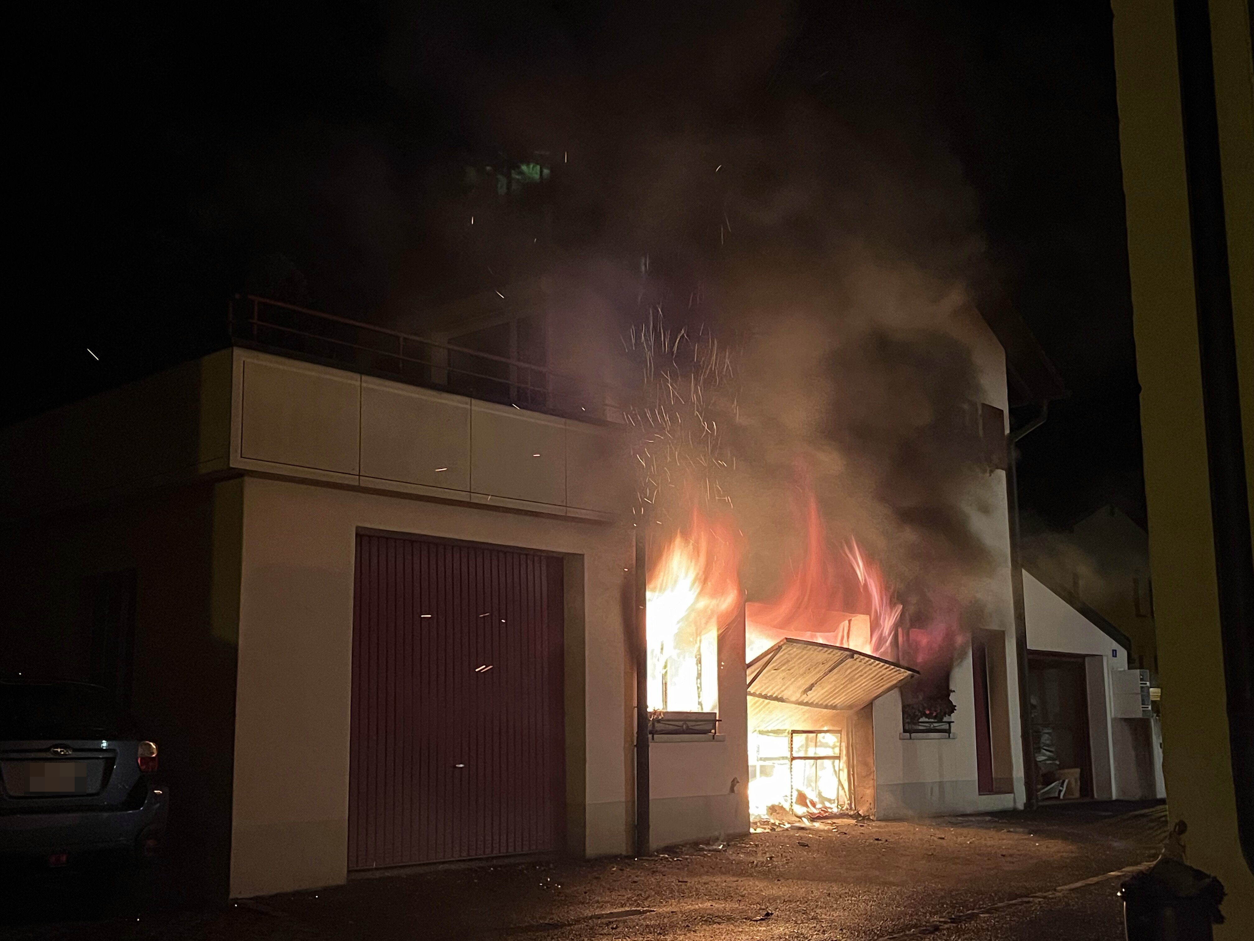 Grosser Sachschaden nach Brand in einer Garage