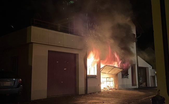 Grosser Sachschaden nach Brand in einer Garage