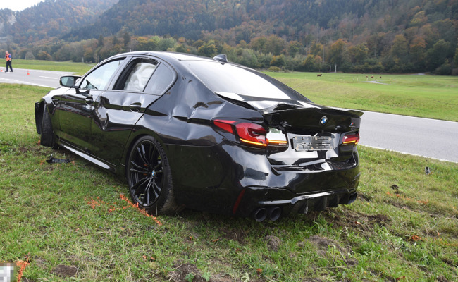 Auto schleudert in Rinderherde