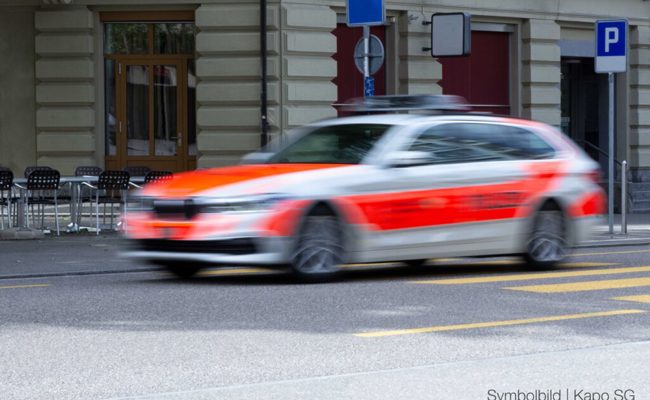 Verkehrsunfall mit mehreren Verletzten und anschliessender Fahrerflucht