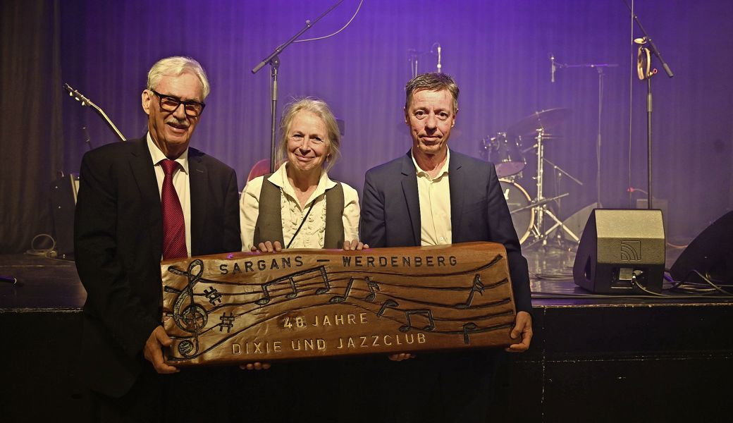 Schönes Andenken: Eine Schnitzerei von Bruno Kuriger, überreicht an Jazzclub-Präsidentin Betty Grob aus Sargans, die hier mit Jazzclub-Vorstandsmitglied Reto Schrepfer (links) und Südkultur-Copräsident Erich Zoller posiert.