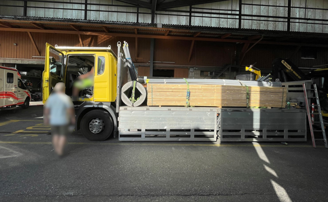 Frau stürzt von Lastwagendach und verletzt sich am Kopf