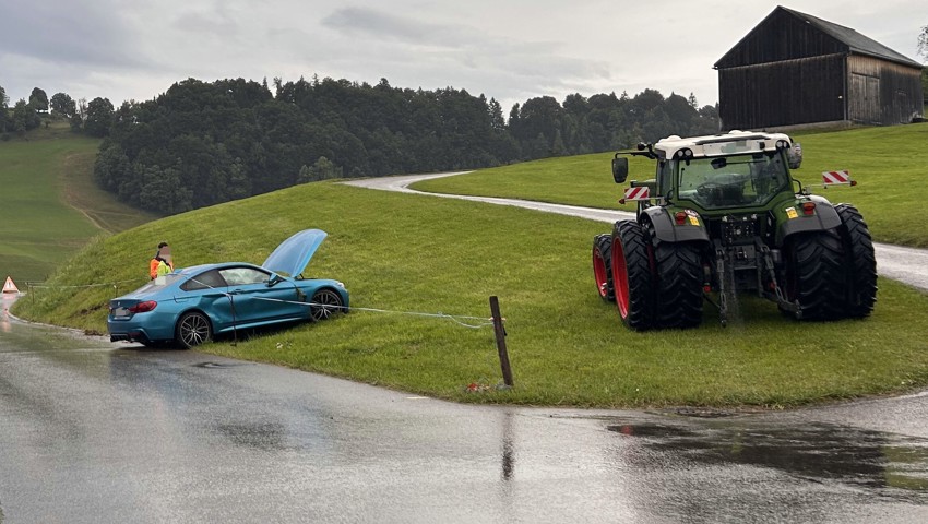 Der Unfalllenker kam von der Strasse ab, worauf sich sein Auto überschlug. Der Unfalllenker kam von der Strasse ab, worauf sich sein Auto überschlug.