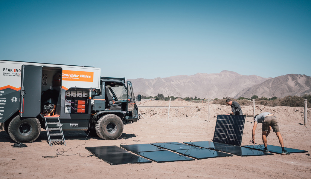 Mit Sonnenenergie wird das Expeditionsfahrzeug «Terren» geladen.