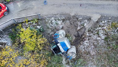 Zehn Tonnen schwere Walze kippt über Strassenbord – Fahrer kann abspringen