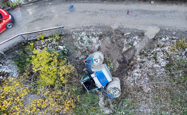 Zehn Tonnen schwere Walze kippt über Strassenbord – Fahrer kann abspringen