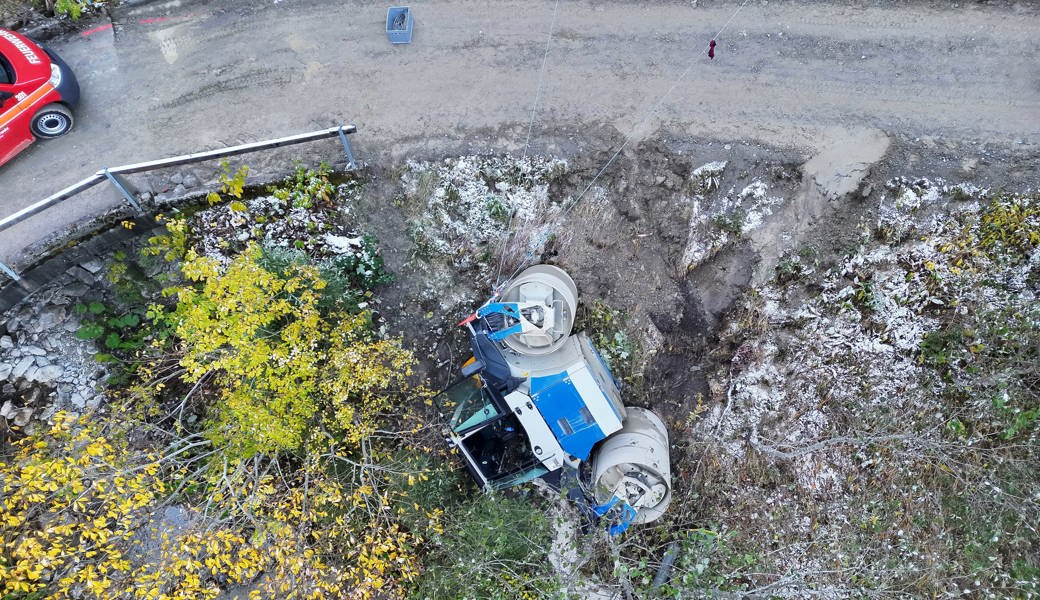 Zehn Tonnen schwere Walze kippt über Strassenbord – Fahrer kann abspringen