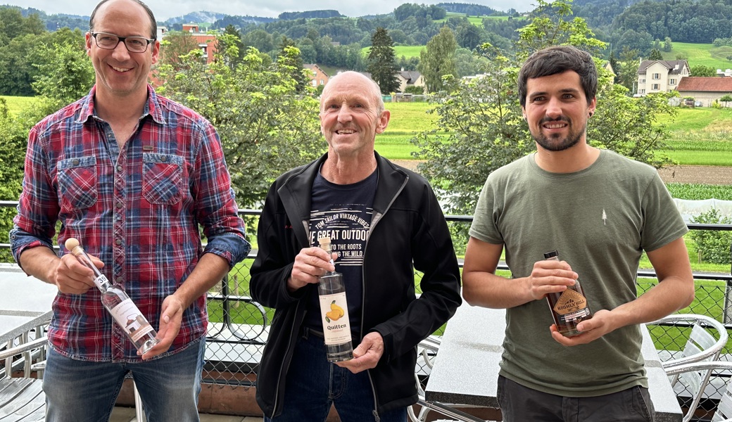 Von links: Markus Gabathuler aus Oberschan sowie Hans und Mathias Zogg vom Grabserberg mit den Gruppensiegern der Mosterei-Brennerei Zogg. 