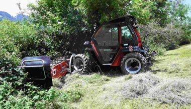 Landwirtschaftliches Fahrzeug überschlägt sich - Lenker muss mit der Rega ins Spital