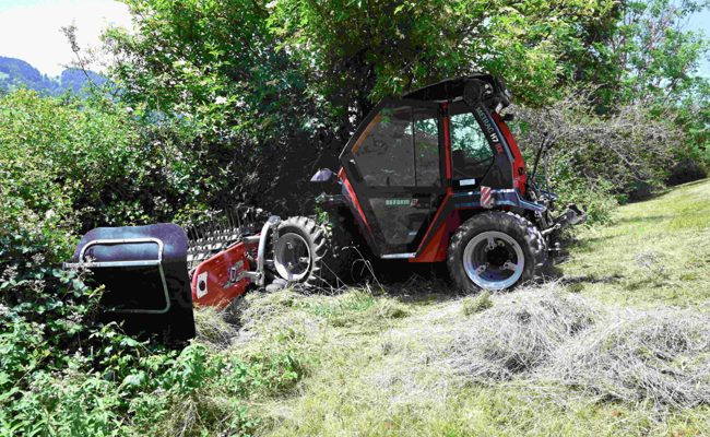 Landwirtschaftliches Fahrzeug überschlägt sich - Lenker muss mit der Rega ins Spital