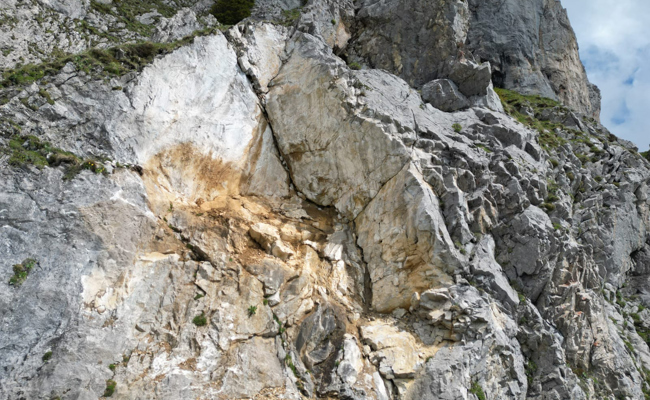 Westlich des Mutschen ist ein riesiger Felsbrocken abgebrochen