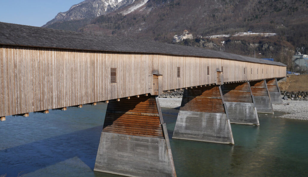  Auf und um die alte Rheinbrücke Sevelen – Vaduz werden von Ende April bis Ende Juni 2023 die Kunstwerke ausgestellt. Bilder: Heini Schwendener