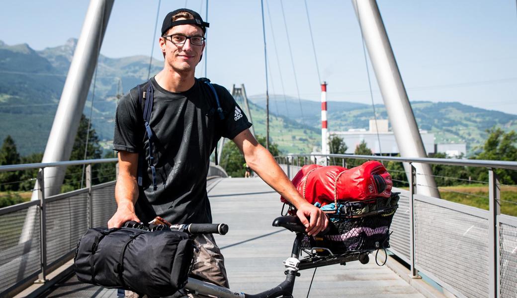 Frederik wohnt in der Nähe von München. Auf seiner Velotour macht er bei der Energiebrücke Buchs-Schaan eine kurze Pause. Sein Ziel ist Zweisimmen im Berner Oberland.