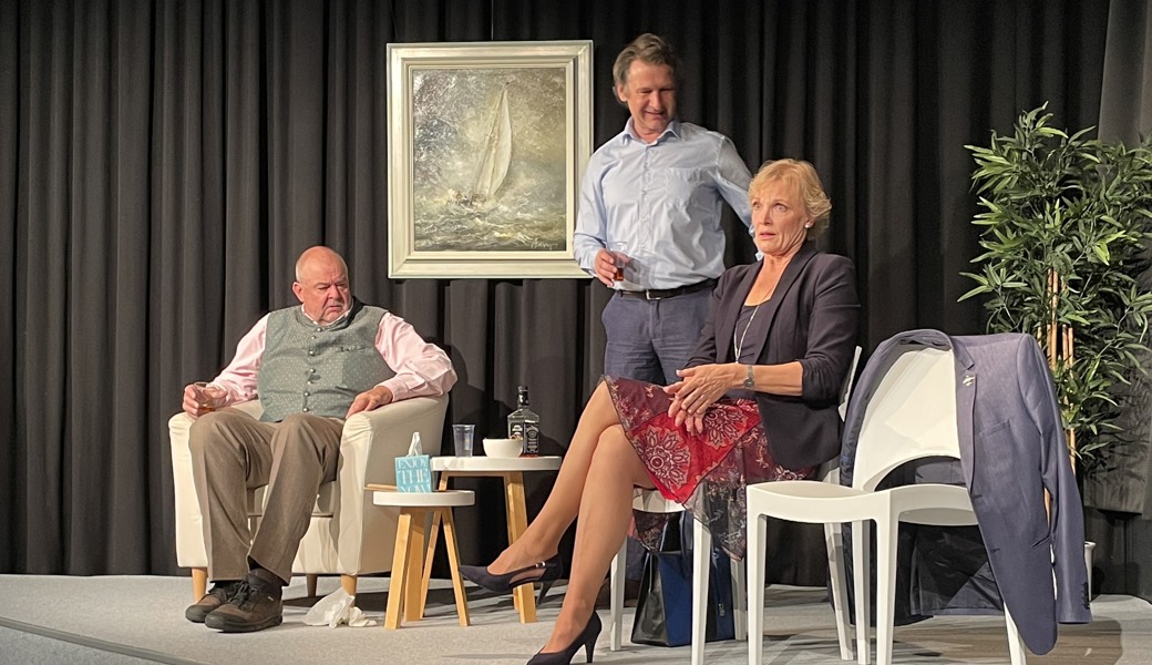 Anlässlich der Theaterpremiere im Fabriggli überzeugen Diplompsychologe (Thomas Hassler), Ehemann Valentin (Walter Kikelj) und Ehefrau Joana (Angélique Capeder) mit ihrem schauspielerischen Talent.